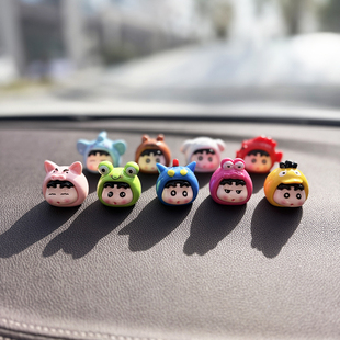 蜡笔小新车载小野摆件萌粒公仔车内饰品屏幕显示器中控台装饰品