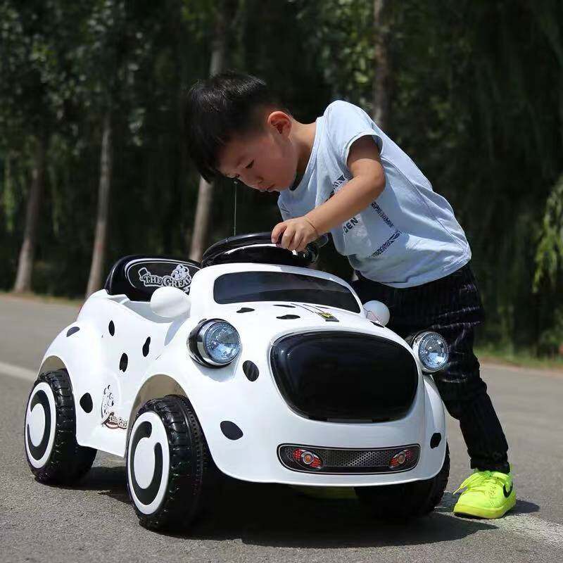 전기 자동차는 4 륜 어린이 장난감 자동차 소년 소녀  원격 제어 자동차 스윙 유모차에 앉을 수 있습니다