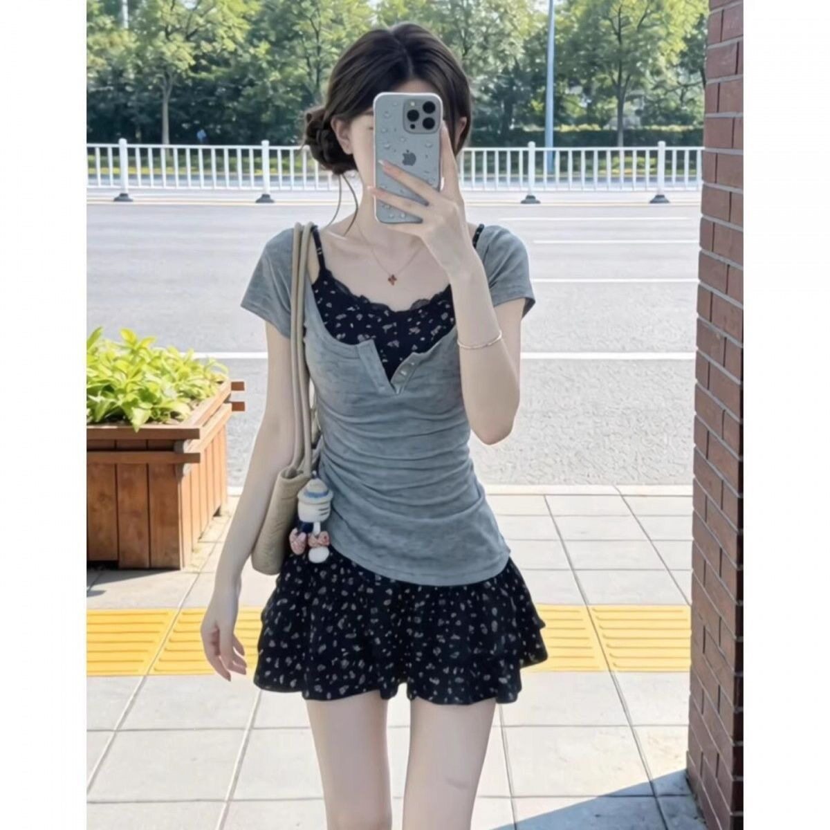 辣妹穿搭蕾丝拼接藏青碎花连衣裙26夏特别漂亮掐腰小裙子外搭t恤