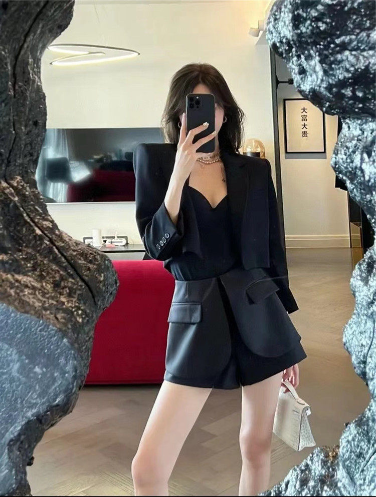 秋新款西服时髦黑色别针垫肩高定极简风短款小西装外套短裤套装女