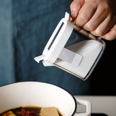 自动开合密封调味罐可置物家用调料盒带勺防潮壁挂盐味鸡精香料瓶