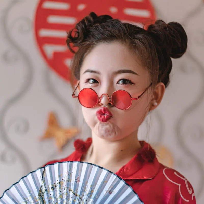国潮风千禧墨镜眼镜新年红色个性圆形太阳镜复古结婚接亲伴娘拍照