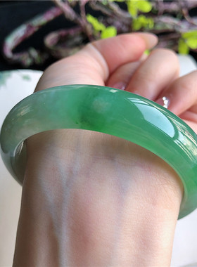 12月新品 天然翡翠58圈口冰糯种飘绿正圈手镯女款正品6E21207