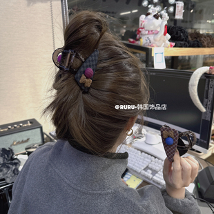 东大门新款丝绒小熊格纹三角抓夹小号半扎发抓女高级感盘发鲨鱼夹