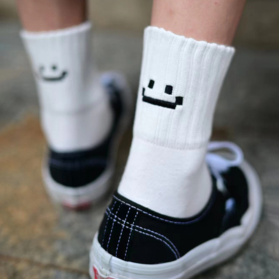 笑脸刺绣纯棉透气吸汗潮流中筒袜