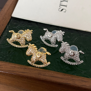 满钻小马耳钉2026新款爆款高级感本命年耳环轻奢爆闪马上有钱耳饰