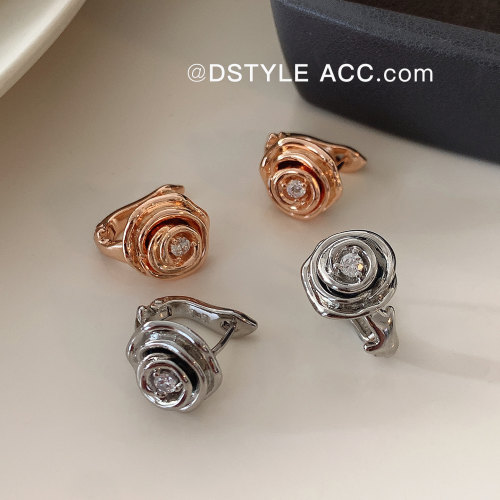 DSTYLE浮雕玫瑰镶钻金属花蕊耳扣