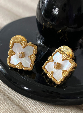 贝母四叶草耳钉2026新款爆款雕花耳环女轻奢高级感小香风花朵耳饰