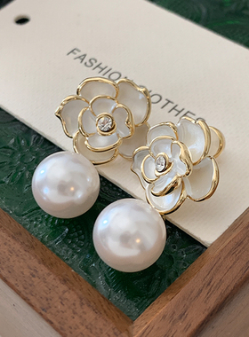 白色山茶花耳环2025新款高级感耳坠花朵耳钉轻奢法式春天珍珠耳饰