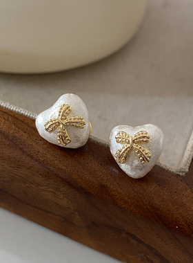 白色爱心棉花珍珠耳钉2026新款爆款高级感蝴蝶结耳环轻奢法式耳饰