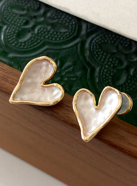 白色烤漆爱心耳钉2026新款爆款高级感金色耳饰女轻奢独特漂亮耳环