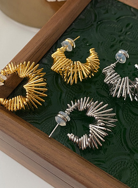 金属螺旋耳钉2026新款爆款欧美风耳环轻奢高级感镂空设计独特耳饰