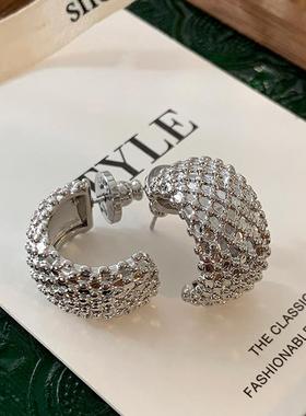 银色宽面金属耳环2025新款爆款高级感半圈耳钉轻奢欧美菱格纹耳饰