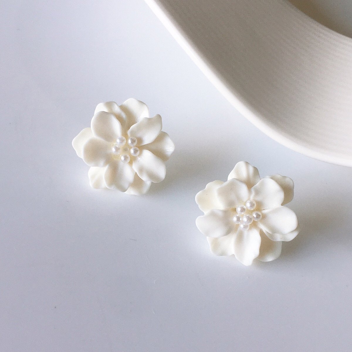 山茶花耳钉女奶油白色花朵耳饰耳夹无耳洞赵露思同款法式白花耳环
