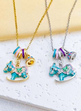珐琅彩马卡龙色摇摇欢乐小木马吊坠项链锁骨项链黄同款铜镀真金女