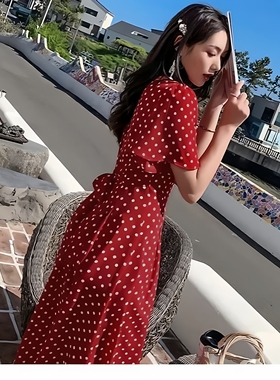 法式复古波点连衣裙2025夏款气质中长款红色松紧腰v领A字裙子港风