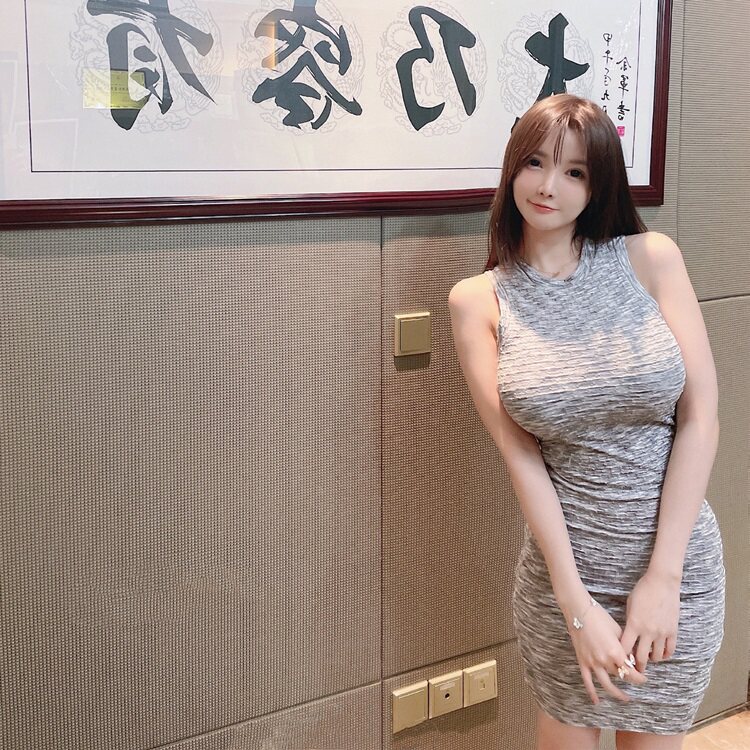 女神气质修身打底裙【瘦子也能收身】无袖显胸圆领曲线包臀连衣裙