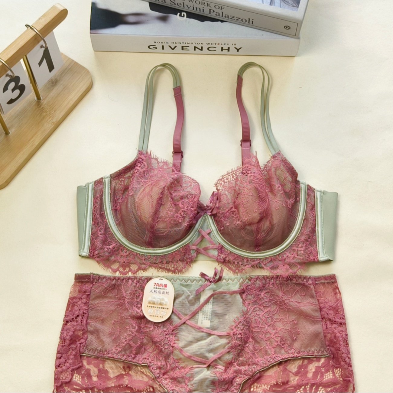 法式性感蕾丝花边内衣女大胸显小蜂巢无海绵软钢圈调整型文胸套装