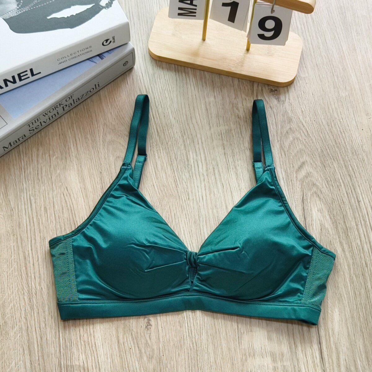 法式无痕缎面三角杯内衣女小胸聚拢上托防下垂夏季收副乳薄款文胸