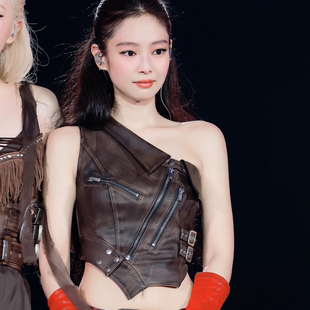 Amyway 辣妹PU皮抹胸女斜肩不规则拉链设计扣带背心 jennie同款