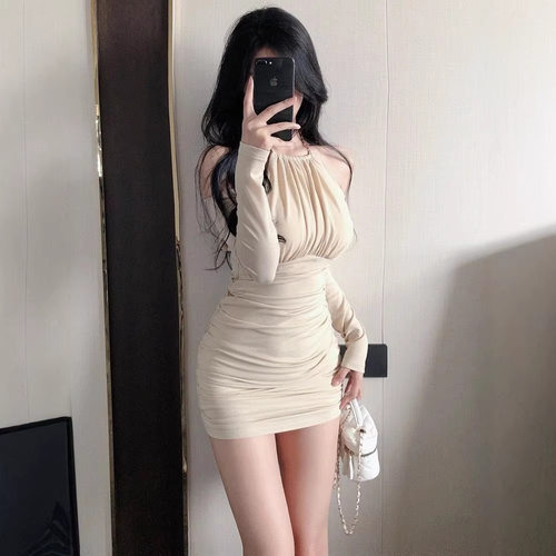 时尚性感纯欲风挂脖露肩长袖连衣裙女秋冬修身褶皱包臀内搭短裙