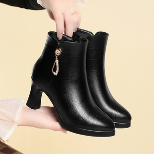 英伦风妈妈鞋 加绒中年女靴中跟软皮秋冬 子短靴女高跟软底棉皮鞋