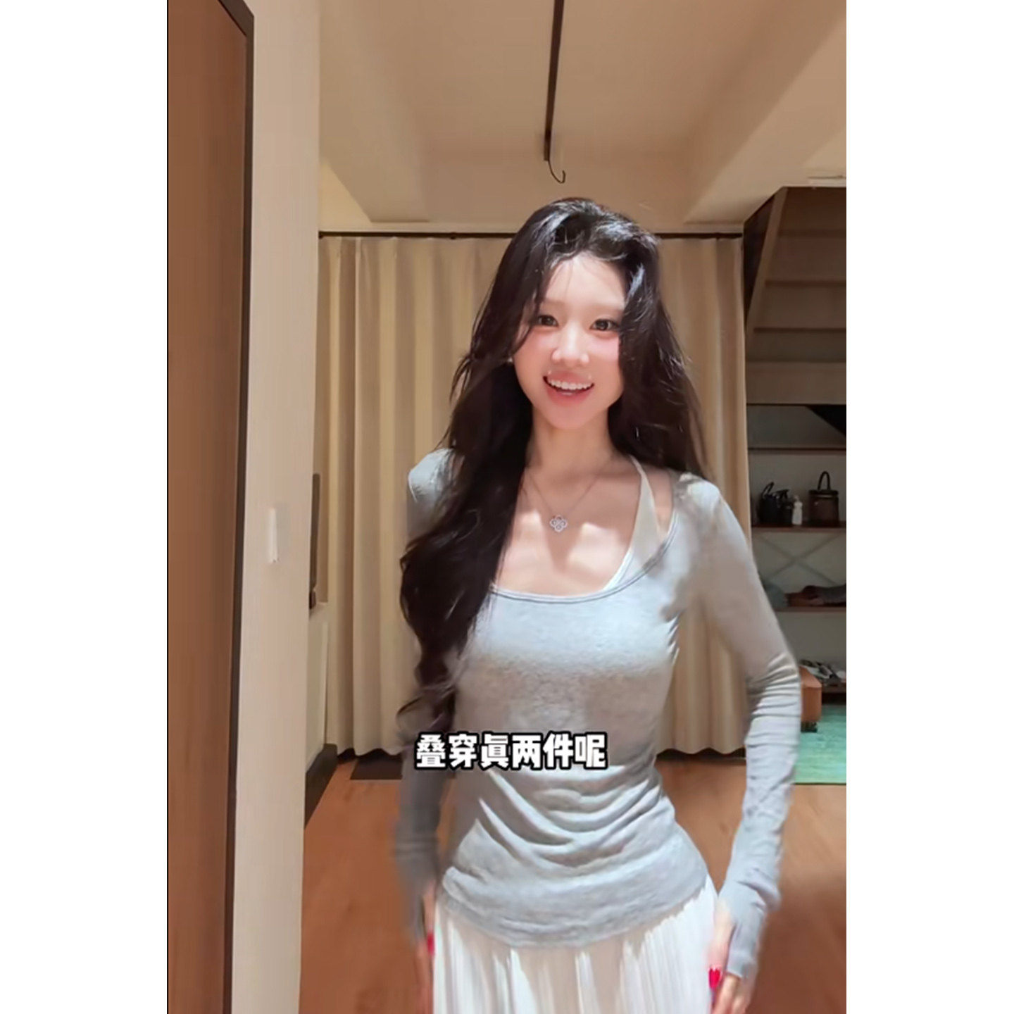韩系辣妹设计感修身显瘦灰色U领T恤上衣内搭白色吊带两件套装