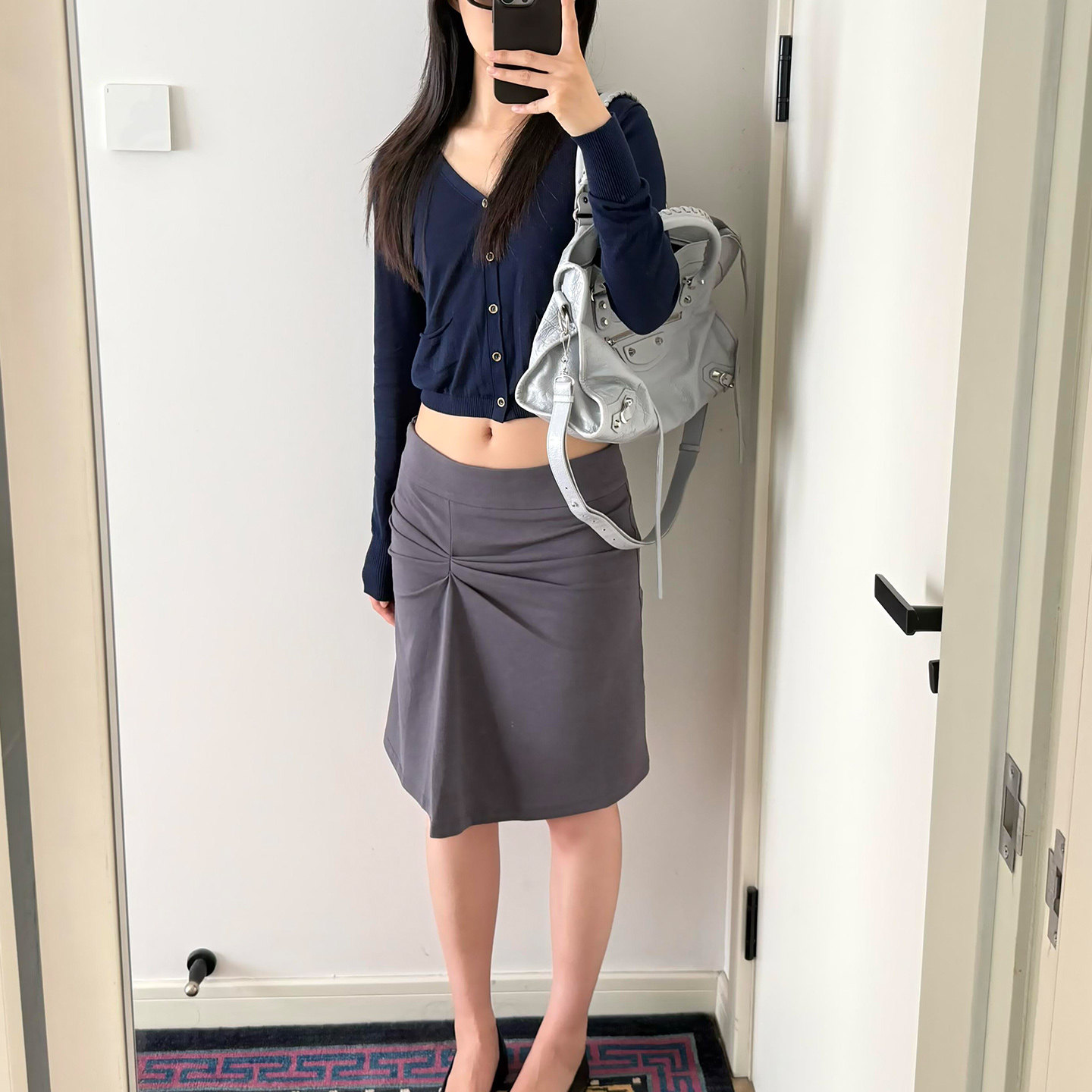 法式复古设计感灰色褶皱半身裙女修身休闲百搭低腰弹力包臀中裙