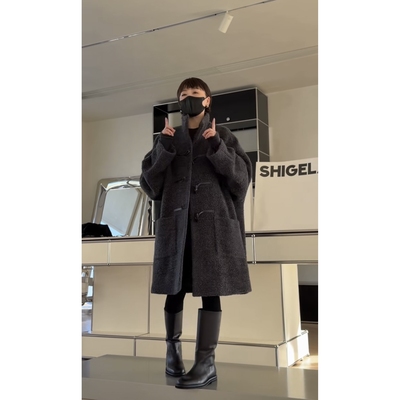 诗歌兰58513女装2025冬款深灰色立领宽松牛角扣羊羔毛大衣外套女