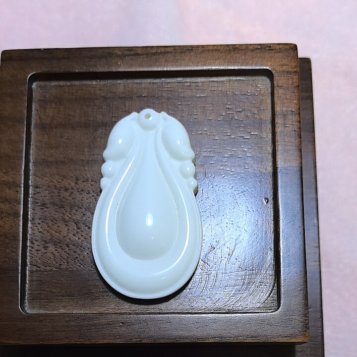 天然玉石象牙玉出自西藏雕工精细玉质细腻光滑