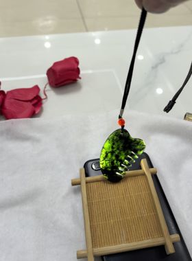 这一款是出自青海的一种玉它里面含铁人们称它为墨玉证书写蛇纹玉