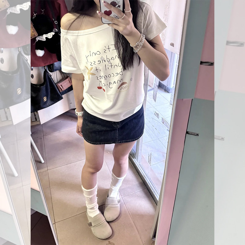 韩系涂鸦字母斜肩辣妹短袖t恤女夏季纯欲一字领宽松显瘦露肩上衣