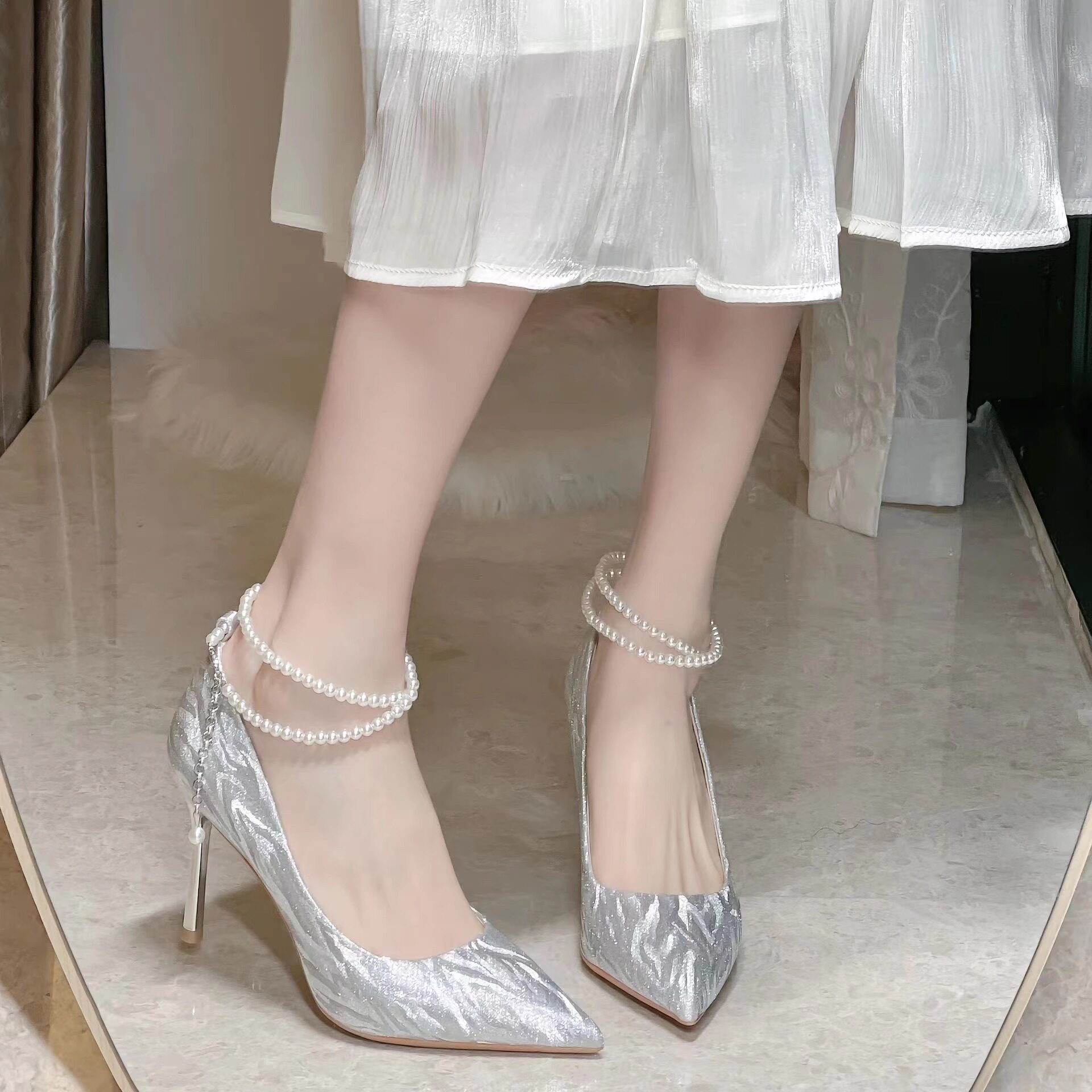 爆闪银色高跟鞋新款女细跟成人礼新娘伴娘婚鞋珍珠绑带情人节单鞋