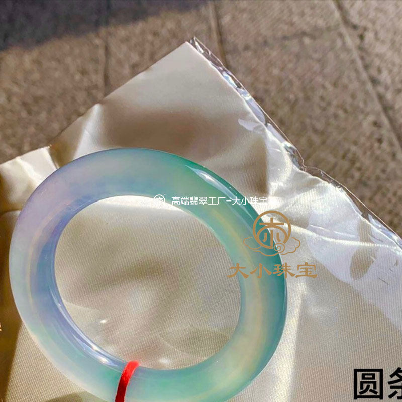 大小珠宝高冰起胶感天然翡翠春带彩手镯圆条54老坑种冰透翡翠玉镯