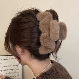 大号毛绒发夹女冬季2025年新款发量多鲨鱼夹后脑勺毛毛抓夹