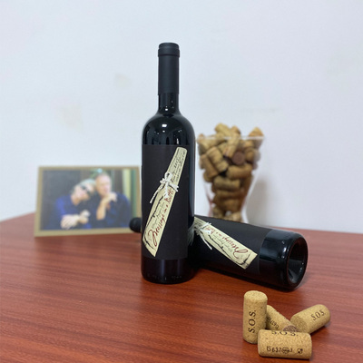 帕拉吉瓶中信红葡萄酒