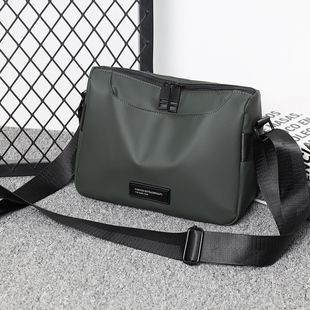 2024新款斜挎包男简约设计男士单肩包防水牛津布小背包通勤ipad包