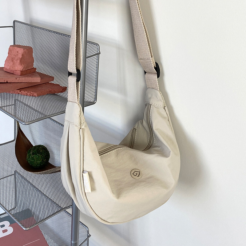 新款休闲斜挎包女轻便小巧防水帆布包慵懒高级感百搭通勤小挎包