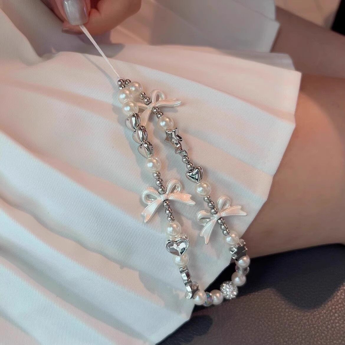 银白蝴蝶结手机链手工珠串挂链手腕挂绳相机挂饰高级感挂件女链条