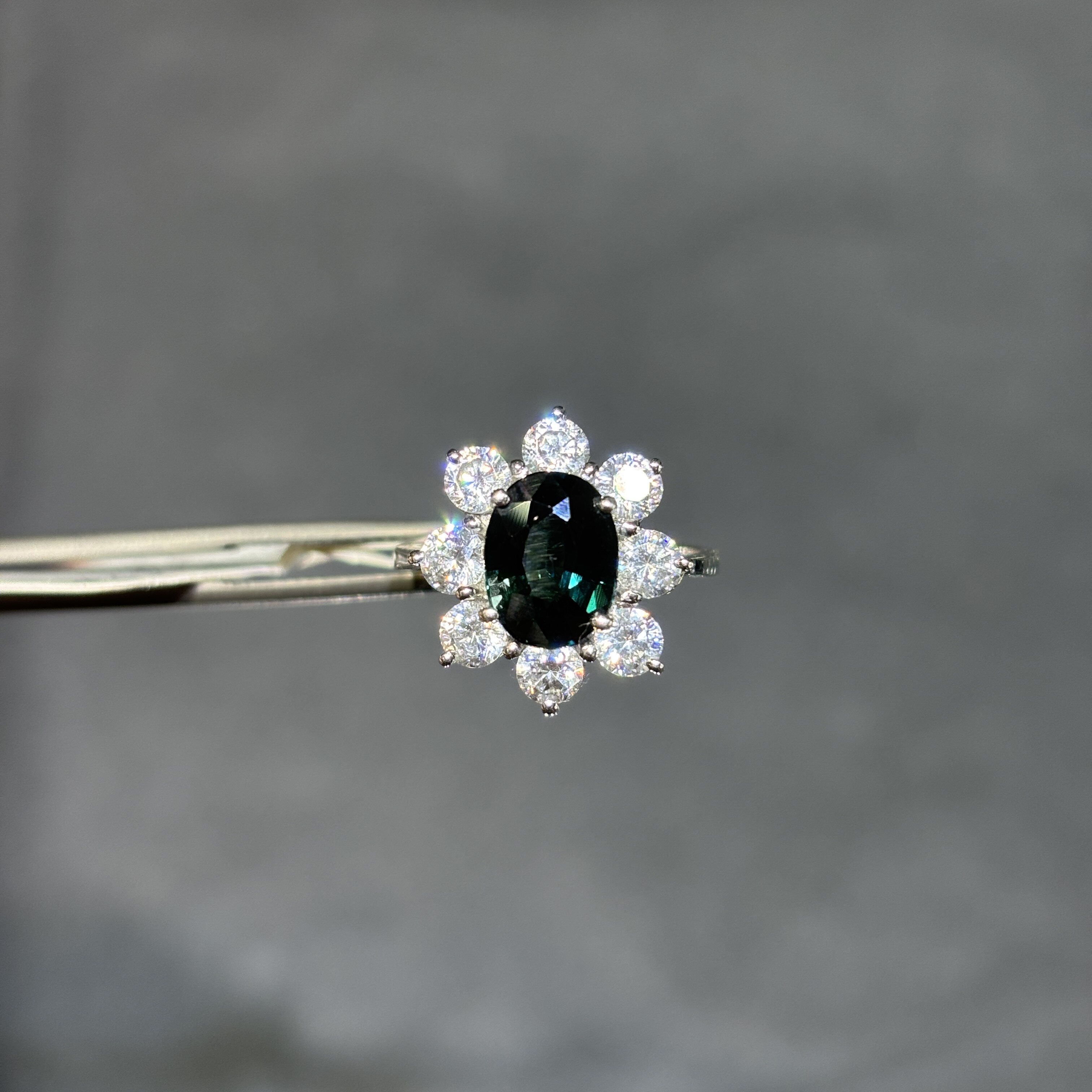 18k白金天然蓝宝石戒指配锆石经典豪华椭圆7*9深蓝火彩女戒墨水蓝