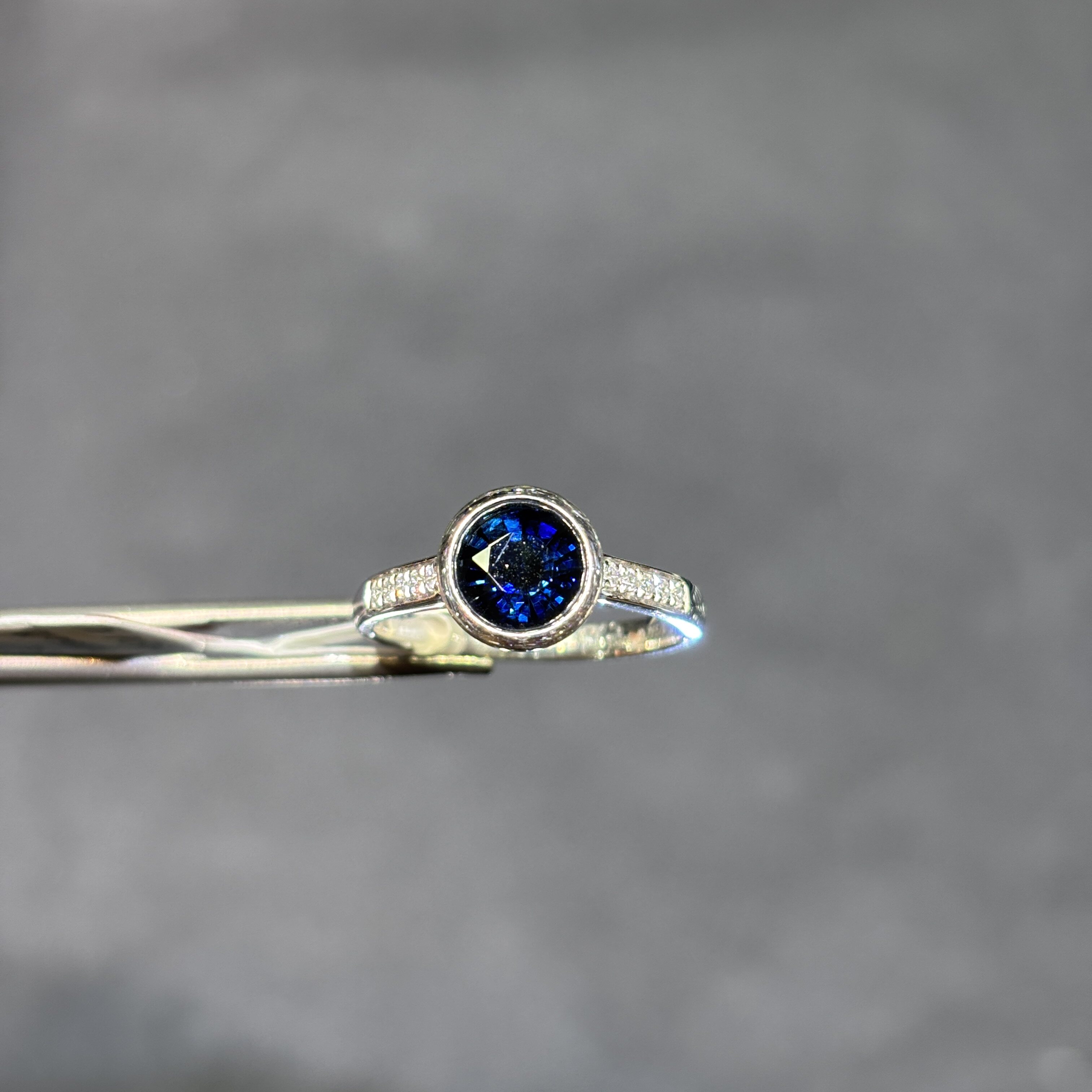 Pt950铂金天然蓝宝石戒指白金配钻石圆形8mm1.4克拉火彩深蓝女戒