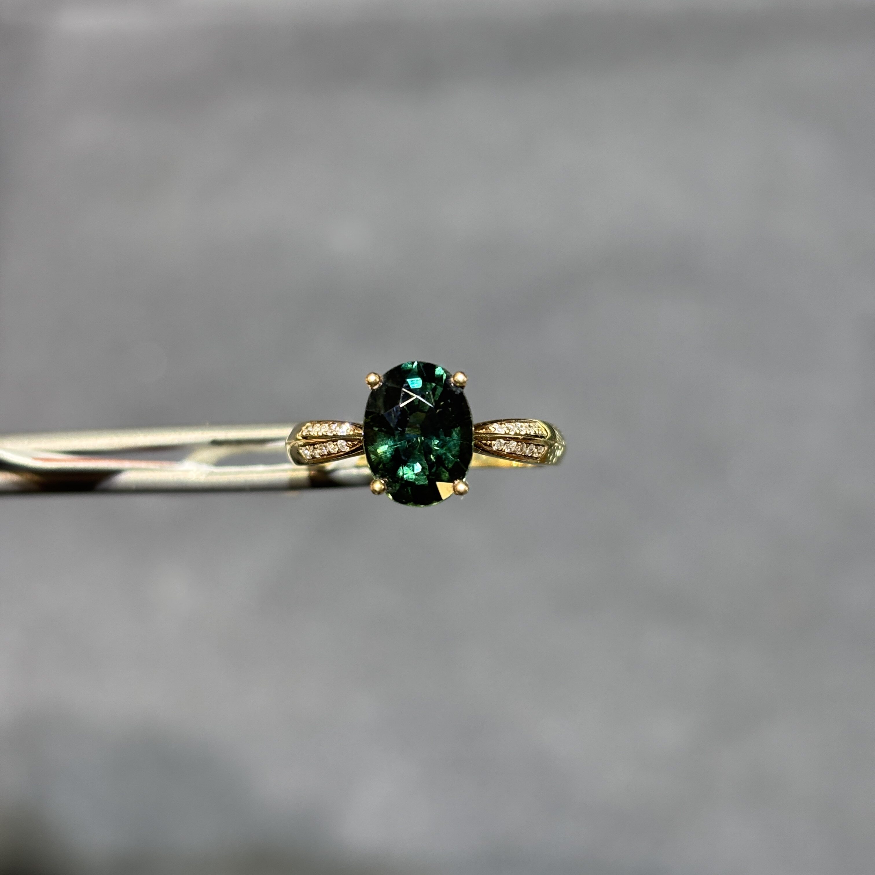 18k金天然蓝宝石戒指配钻石椭圆7*9绿宝石墨绿teal色水鸭绿火彩