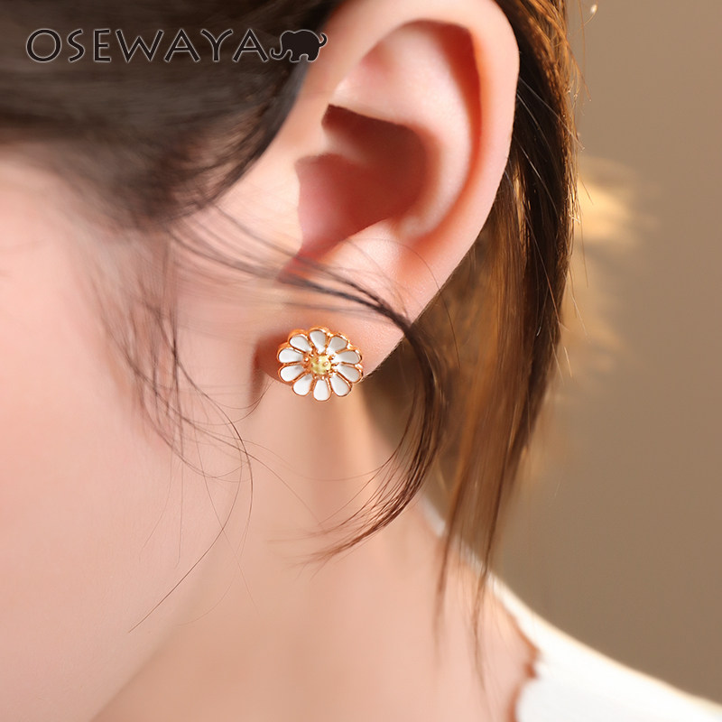 OSEWAYA甜美白色小雏菊耳钉女/贝母白色蝴蝶闪锆石钛针有耳洞耳环