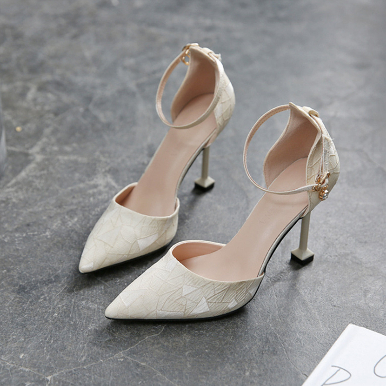 大码4143配裙子高跟鞋女细跟春秋新款裸色一字扣小众职业单鞋小码