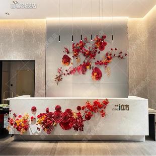 写字楼大厅前台墙纸扇花氛围装饰酒店开业周年庆前台金色花布置