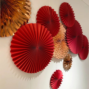 结婚庆现场折纸扇墙上装饰国潮红色折纸扇橱窗服装店美陈布置婚礼