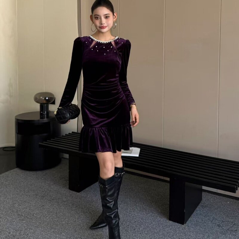 轻奢设计感圆领钉钻连衣裙女2025秋冬显瘦贵气丝绒长袖荷叶边短裙