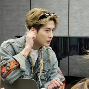 王嘉尔明星同款破洞牛仔衣外套男刺绣宽松百搭休闲款潮牌情侣上衣