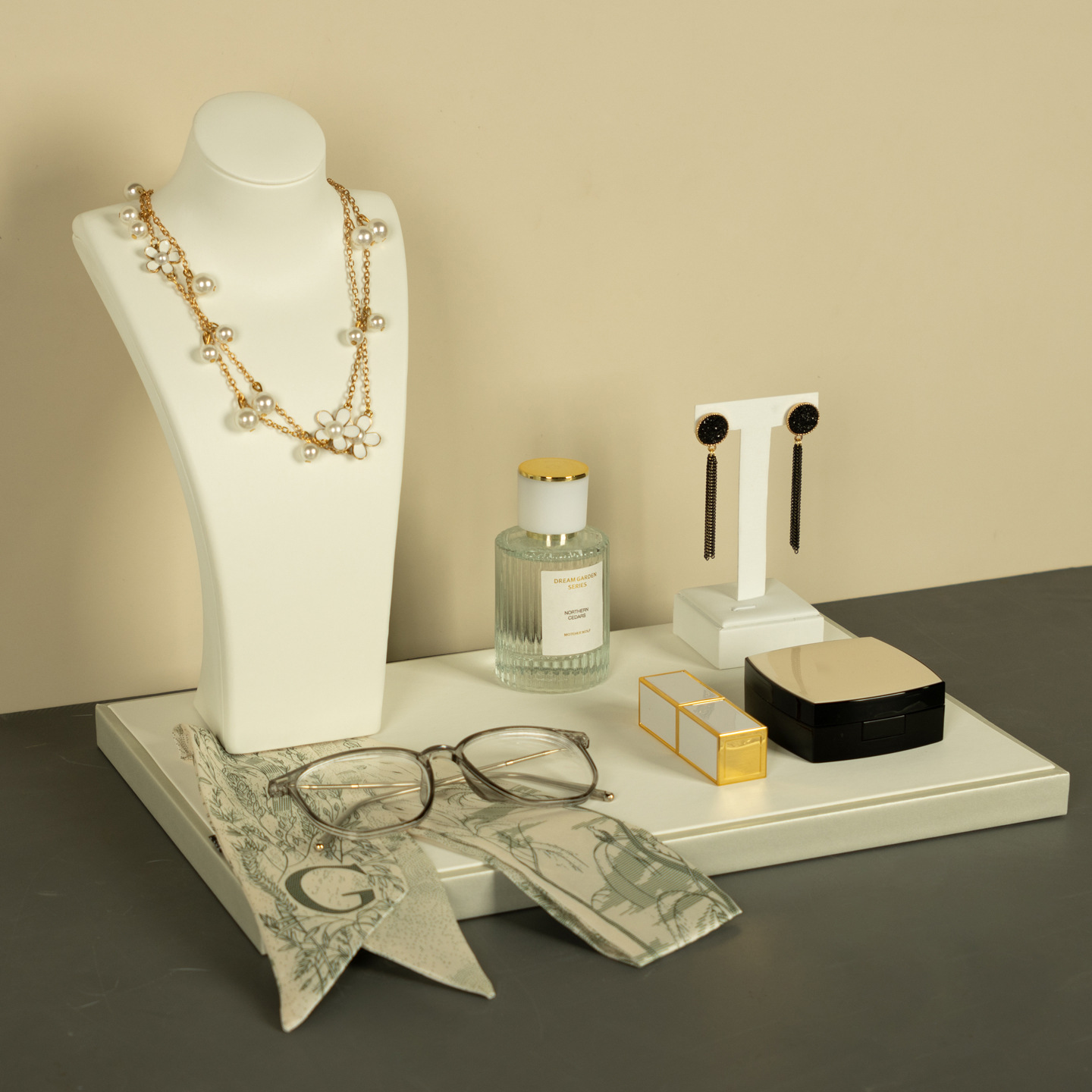 轻奢高级感女士样板间梳妆台装饰品香薰精油道具摆件卧室软装组合