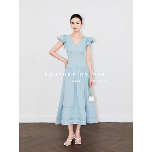 法式浪漫飞袖V领收腰包扣连衣裙